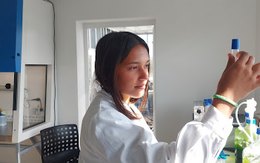 Kutató a laboratóriumban algatenyészetet vizsgál