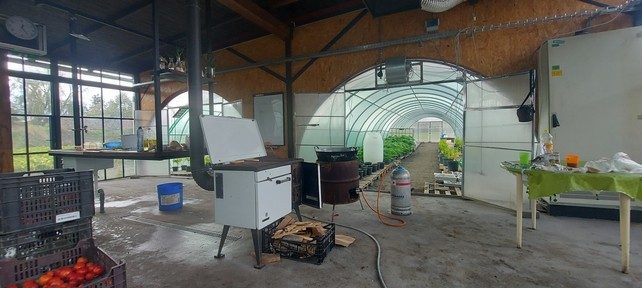A fogadóépület belső tere a növényházak felé nyíló ablakokkal