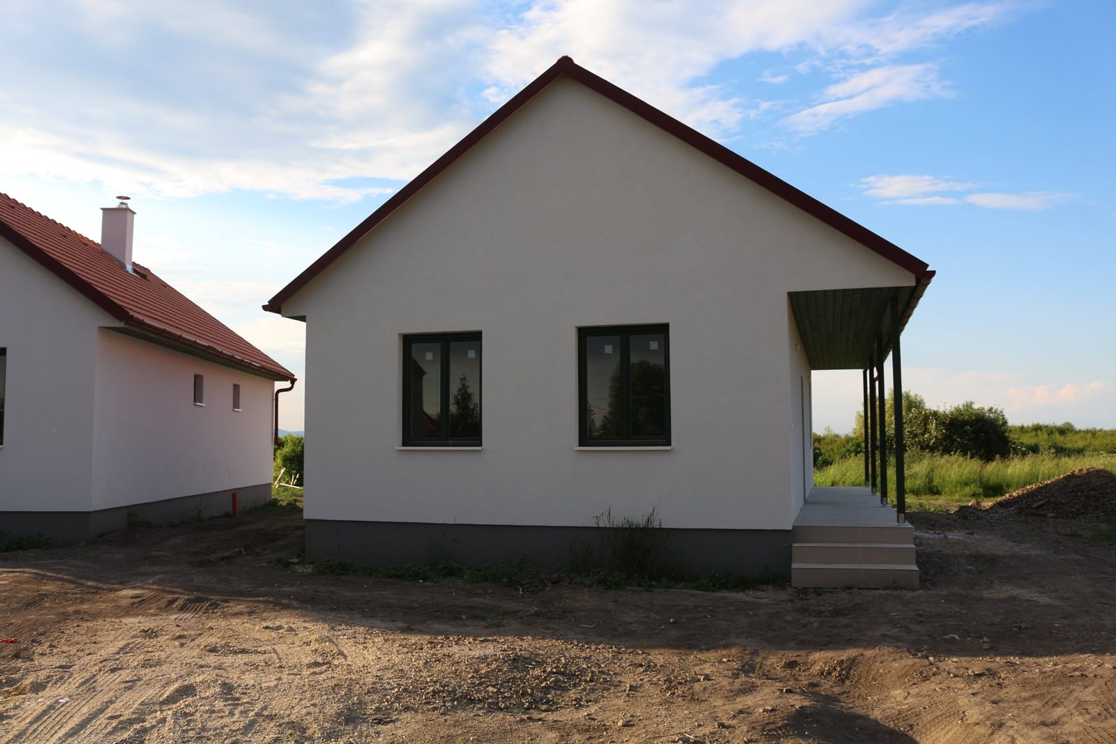 Kész, fehér vakolatú könnyűszerkezetes ház Tarnabodon