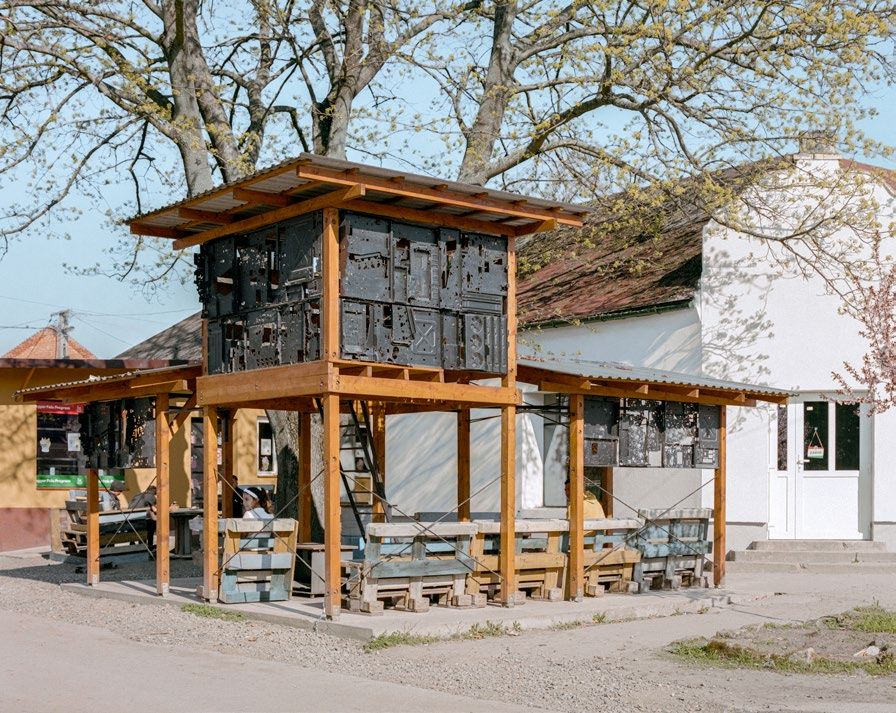 A torony és a pavilon szemből