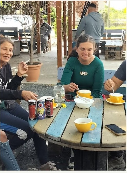 Helyi nők kávéznak egy közösségi asztalnál