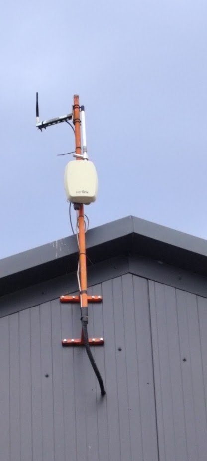 LoRaWAN-antenna és gateway épületre szerelt árbocon