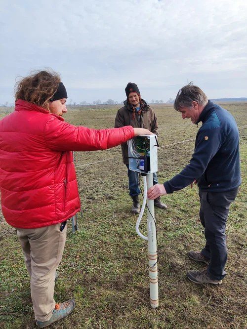 Szonda telepítése gyepes területen, hárman a szondánál