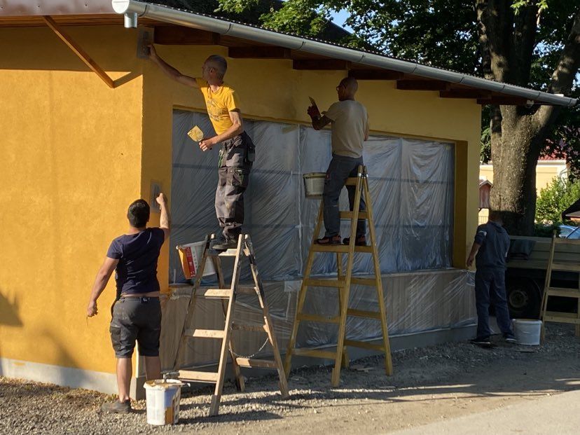 Pirkadatkor keltünk, hogy a felkelő nap fényét hozzákeverjük a festékhez.