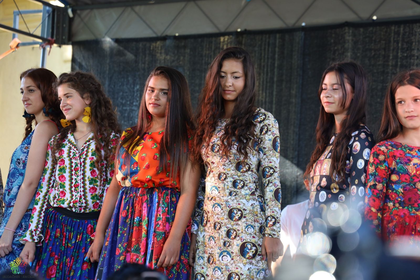 Tarnabodi nyári fesztivál – a Romani Design közösségi divatbemutatója, ahol a Varga-nővérek, Erika és Helena tanították meg a tarnabodi lányokat vonulni a kifutón.