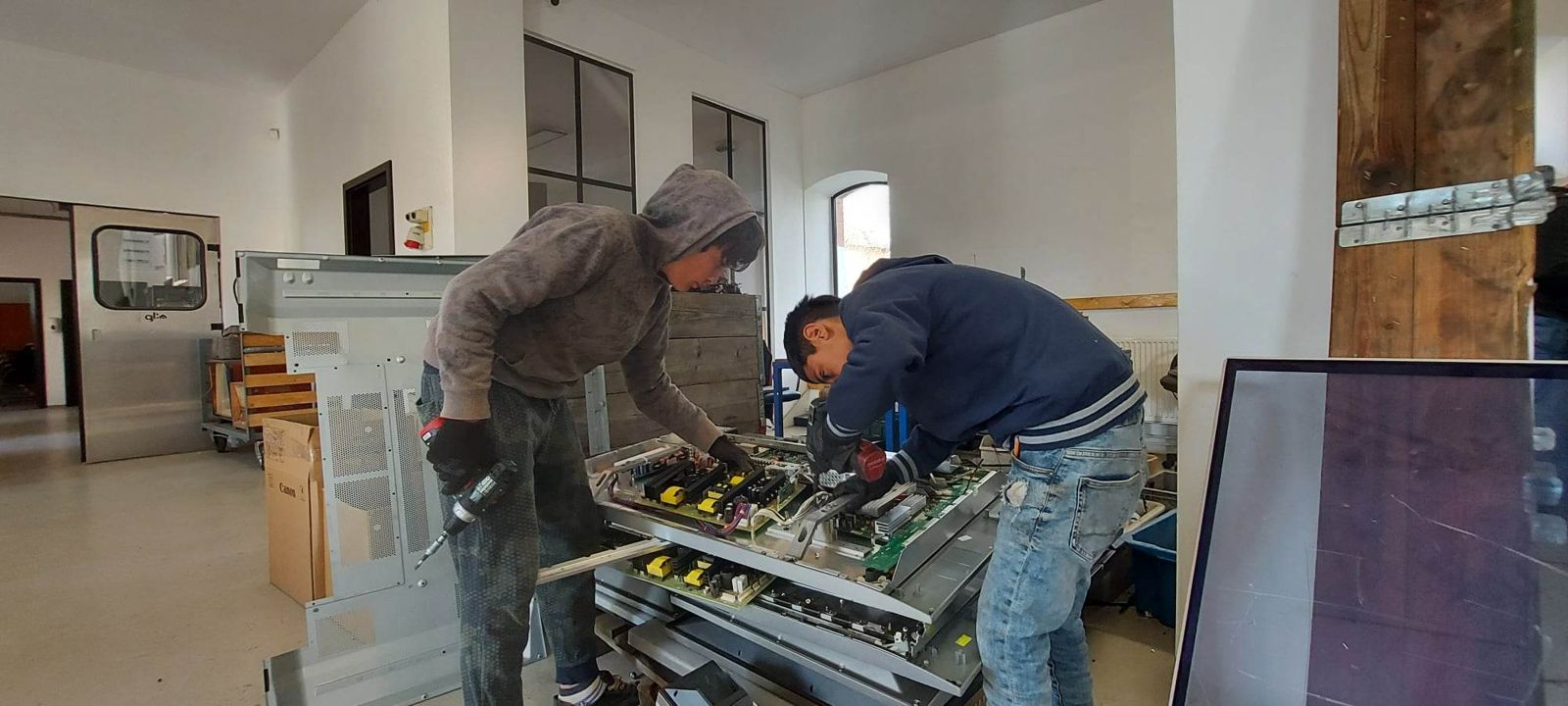 Szétszerelésalapú oktatás (disassembly-based education) – egy eszköz szétszedésével ismerjük meg a technológiát. Itt Tarnabodon találtuk ki.