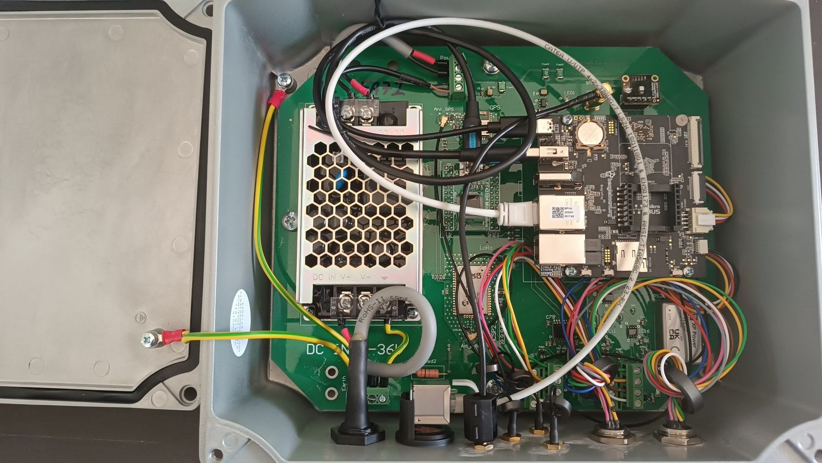 Egy TarnaJoule kültéri mérőállomás belseje elektronikával